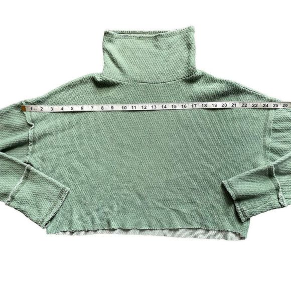 Urban Outfitters Green Cropped drop shoulder knit long sleeve turtleneck size M - Picture 2 of 5
